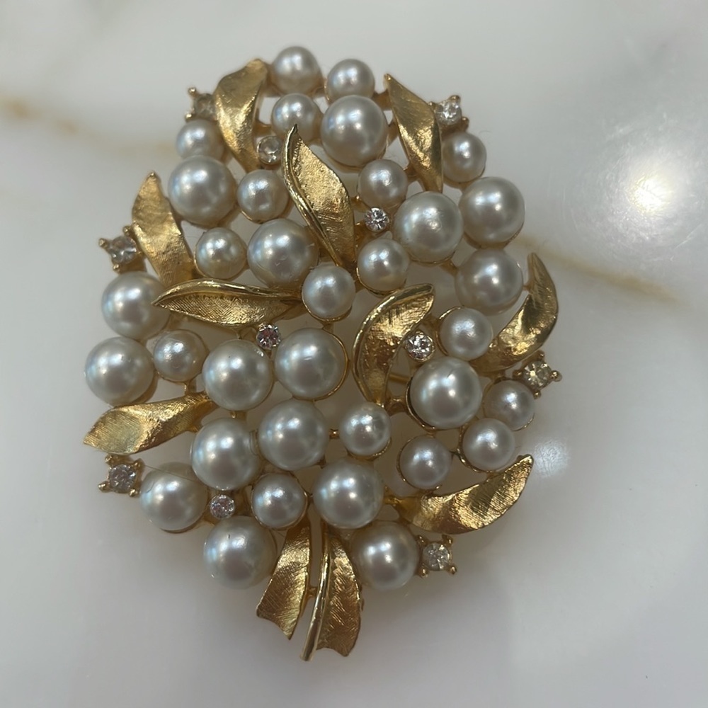 USNER Vintage Pearl & Gold Brooch—Beautiful!!  Crystals & Faux Pearls—EUC!